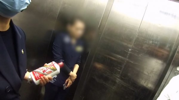 自带茅台赴宴竟被调包?嫌疑东谈主:“来宾带的酒也偶然是确实”